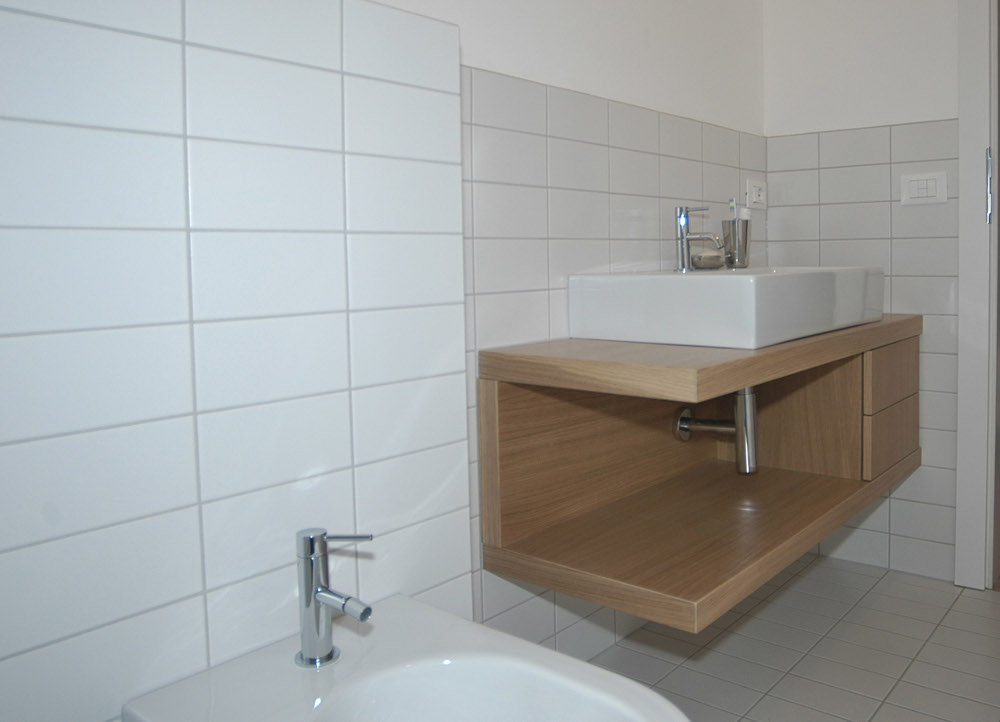 arredo bagno con cassettiera rovere