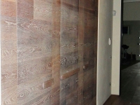 porta arredo a scomparsa eseguita in listoni come pavimento