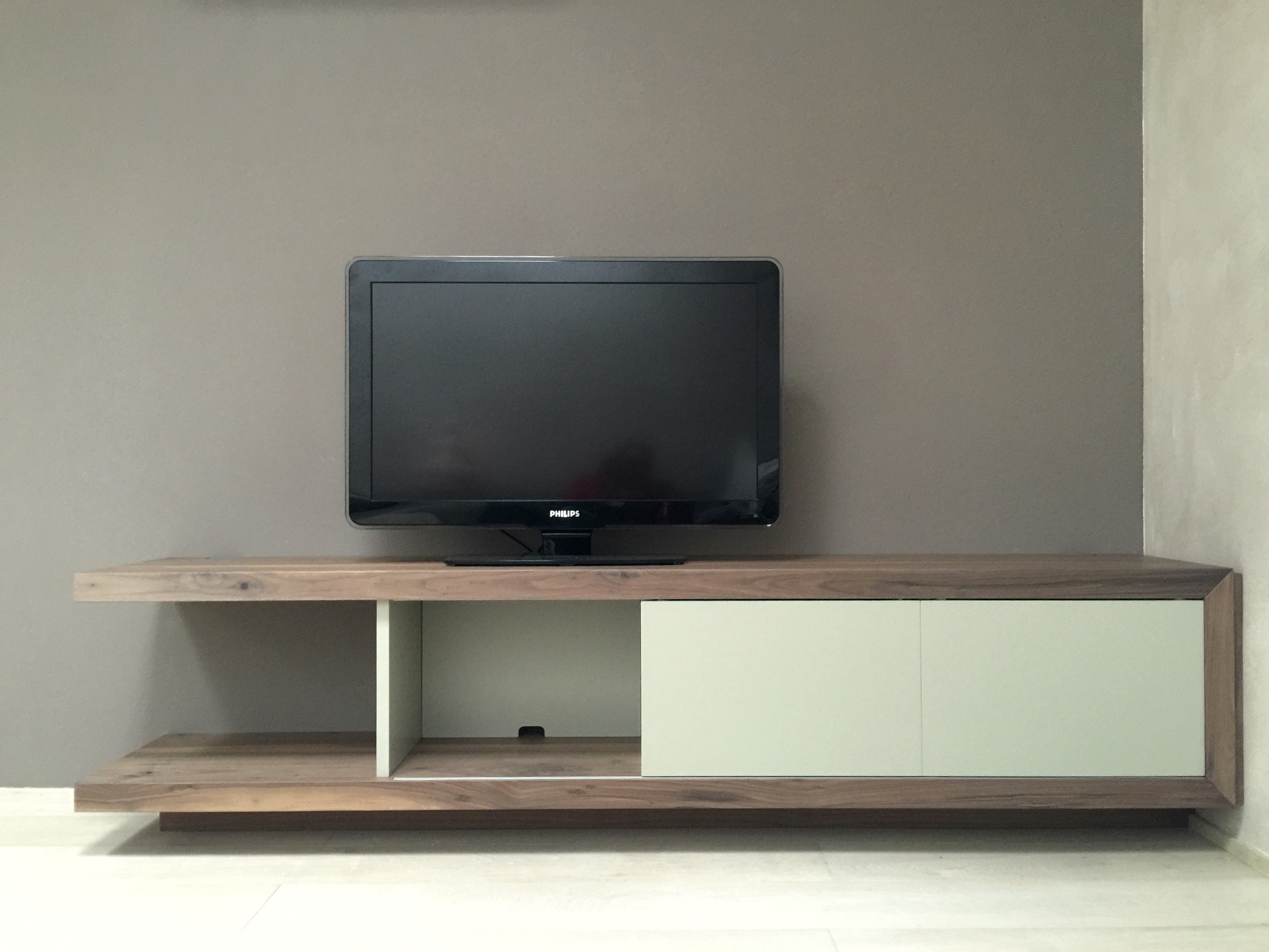 arredo tv in noce canaletto